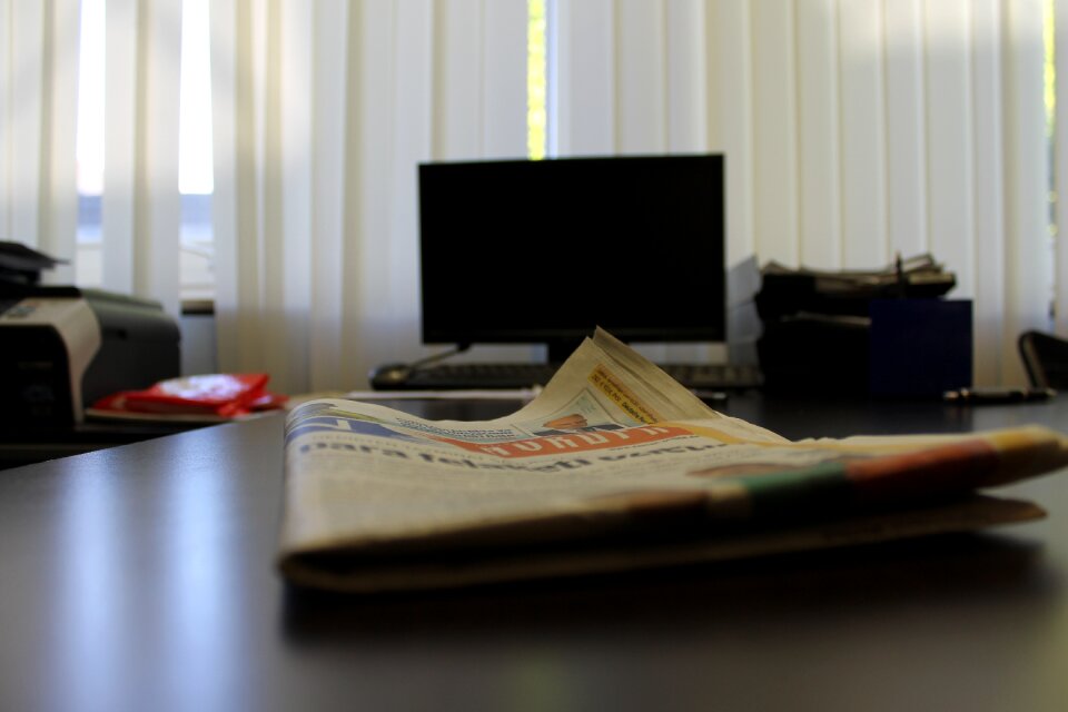 Desk newspaper monitor