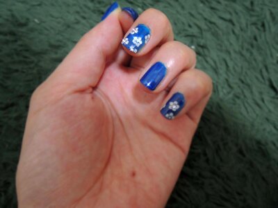 Nail art hand floral design