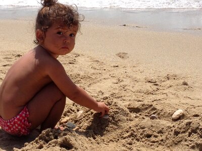 Kid play sea
