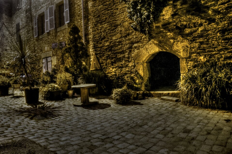 Night pierre facade