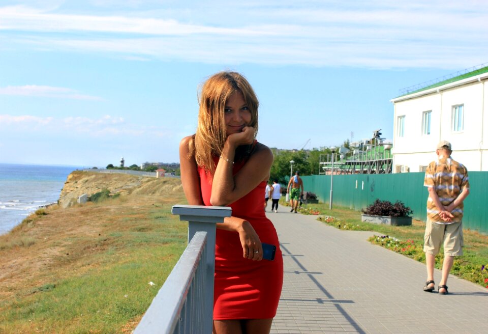 Visoky bereg girl red dress