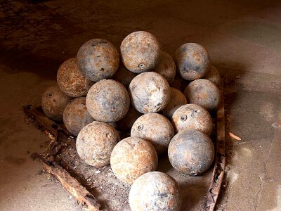 Fort cannonballs