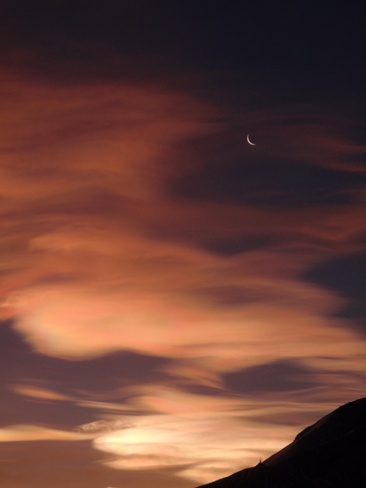 Horizon moon crescent