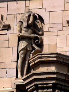 Statues architecture