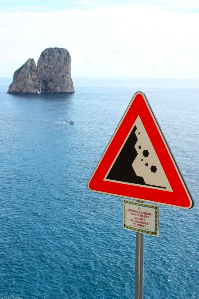Italy signage falling rocks