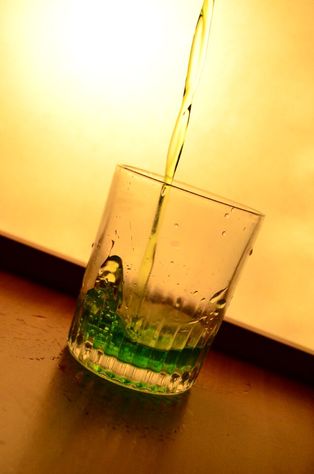 Glass splash pouring