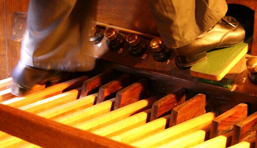 Pedal board pipe organ pedalboard photo