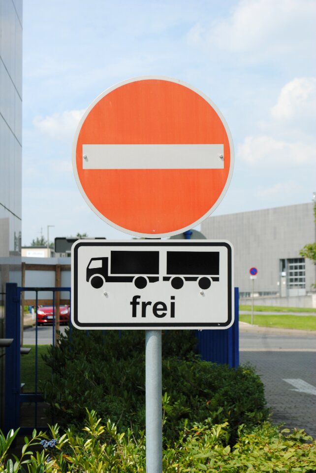 One way street driving ban street sign