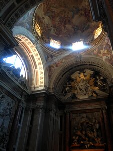 Fresco sculptures columns