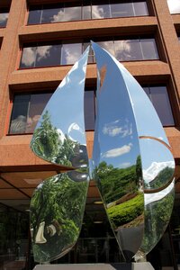 Statue bright mirror