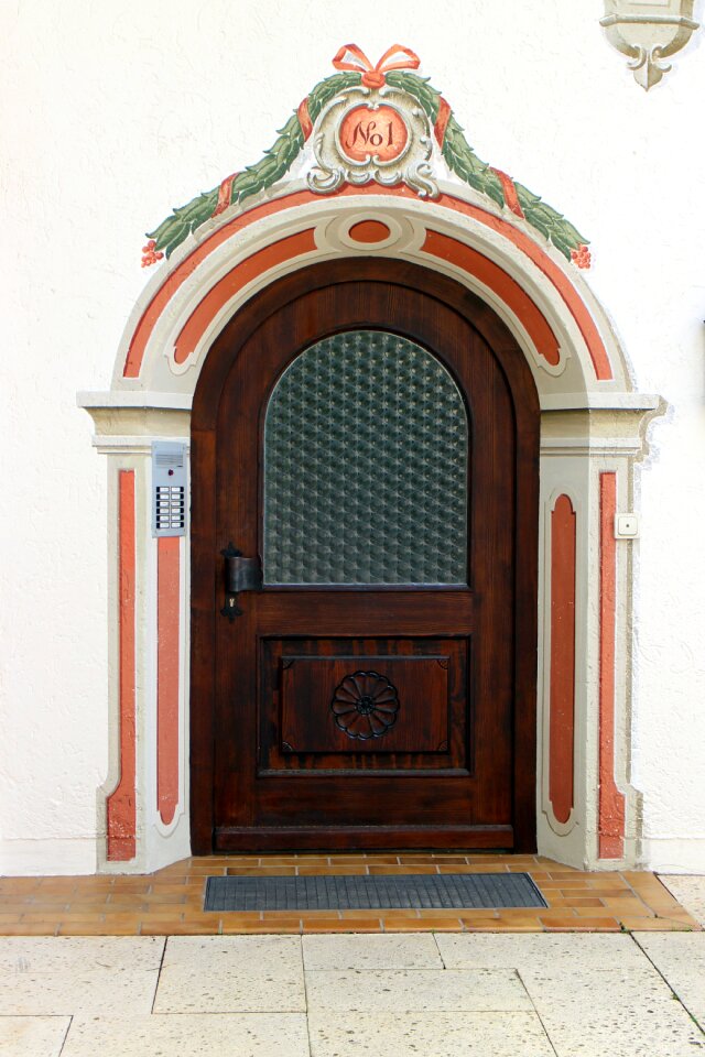 Input front door door
