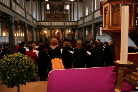 Singing altar protestant