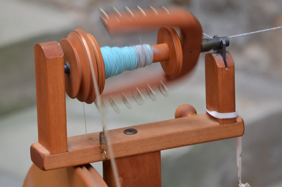 Hand labor thread movement