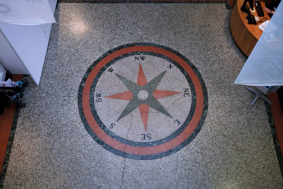 Floor direction navigation