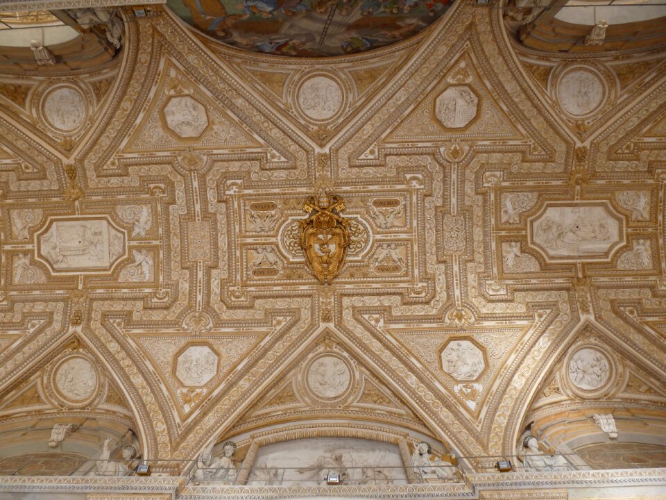 Detail papal crest crossed keys