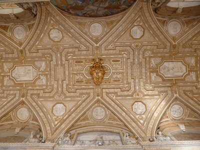 Detail papal crest crossed keys