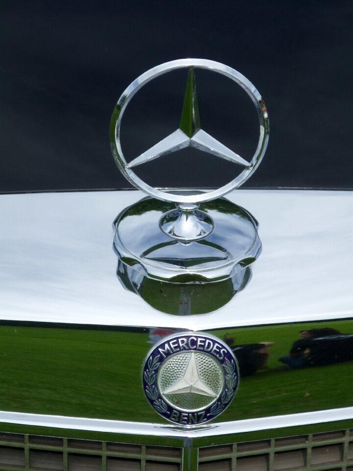 Oldtimer black mercedes star
