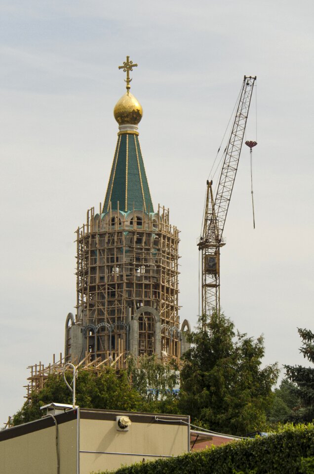 Crane hoisting scaffold city