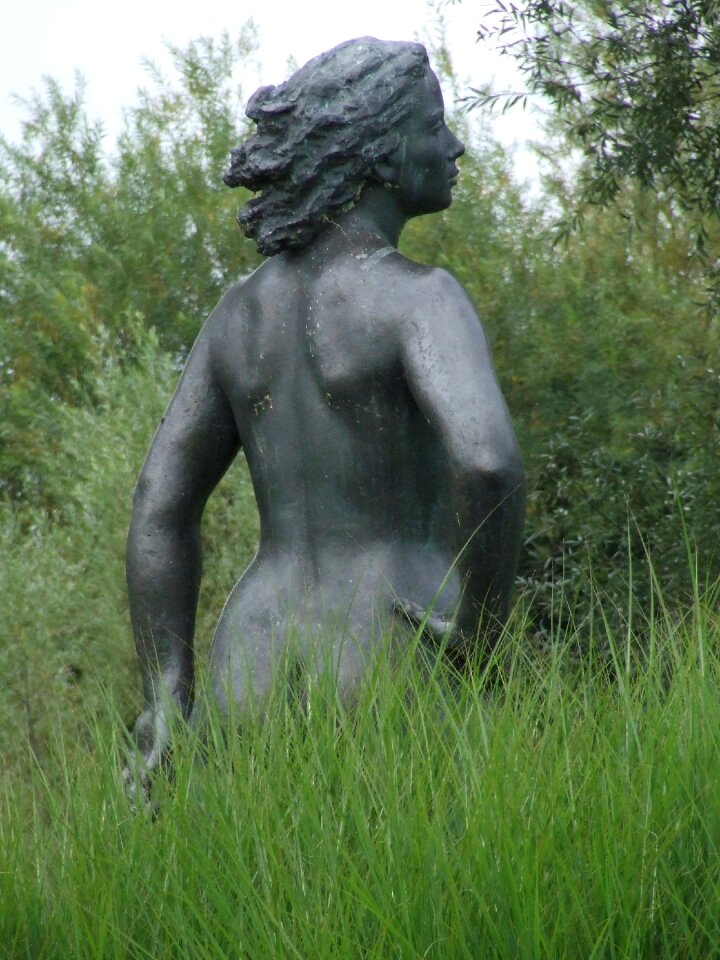 Sculpture woman woman in the wind