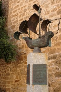 Sculpture broken cadiz