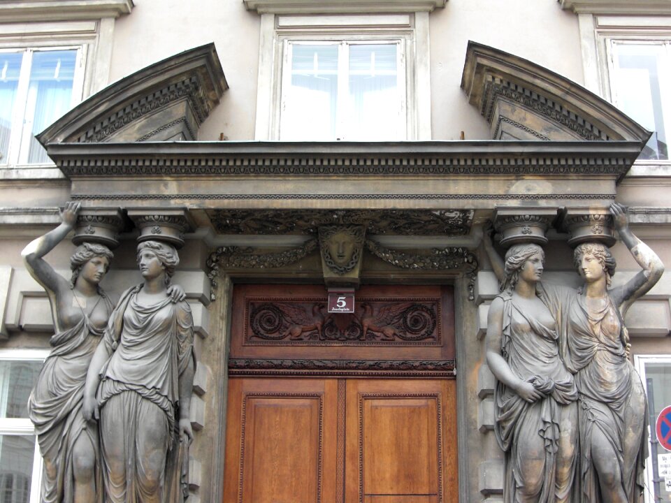 Facade monument statues