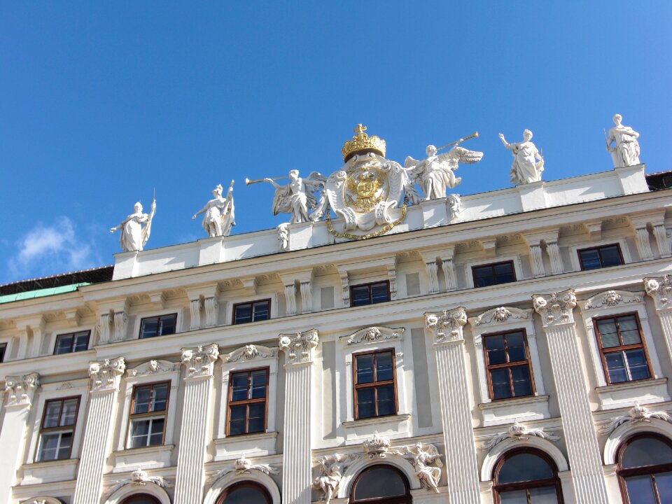 Sculpture roof building