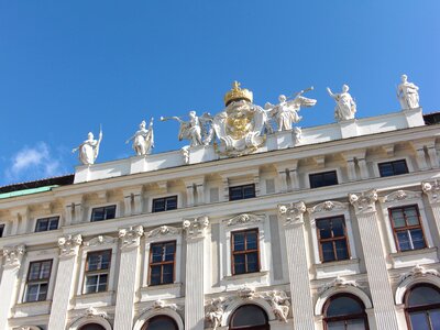 Sculpture roof building