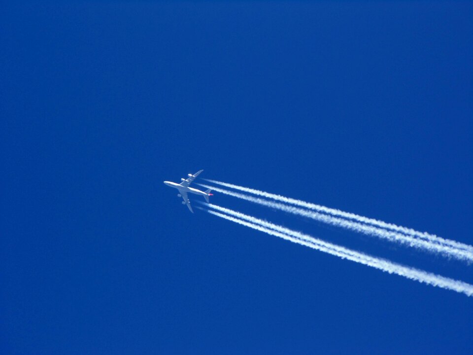 Travel jet contrails