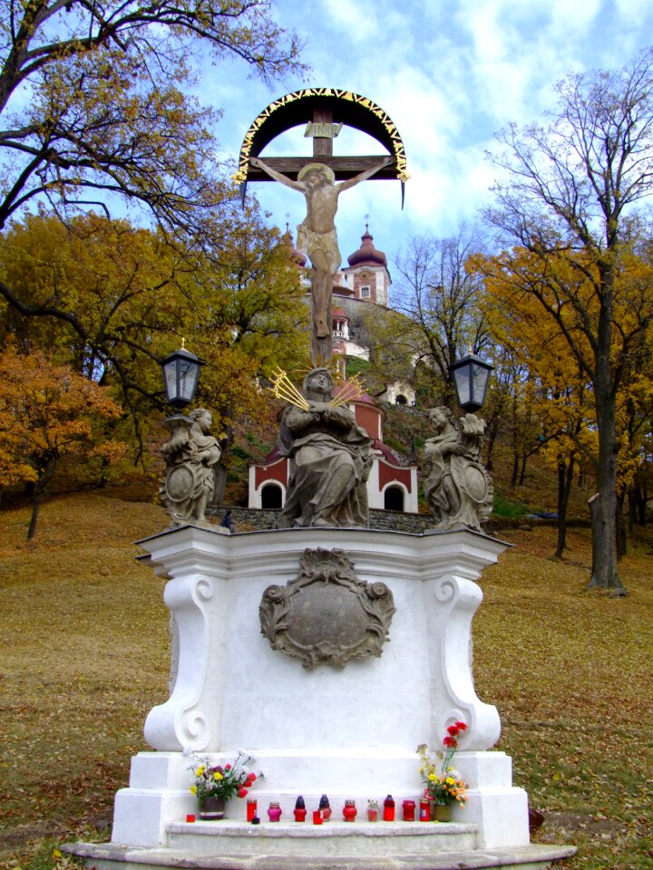 Statuary tree st
