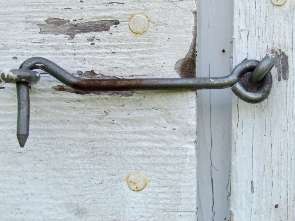 Screw metal closed