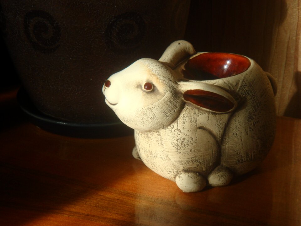 Ceramic rabbit fragrance shadow