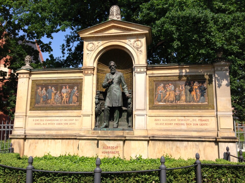 Berlin charité statue