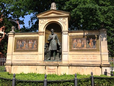 Berlin charité statue