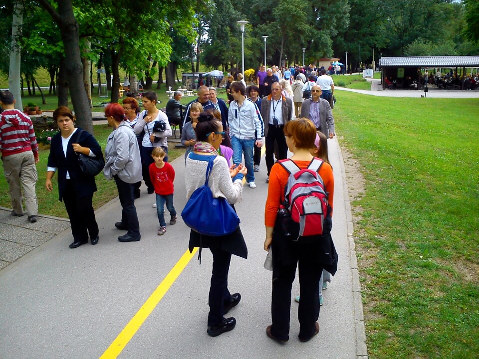 Walking person group