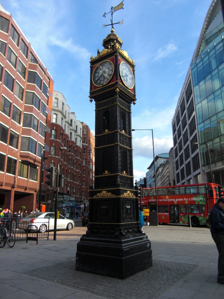England british victoria station