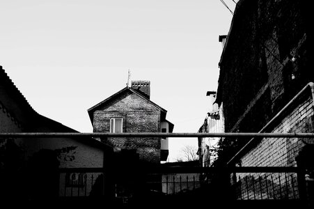 Street house bw