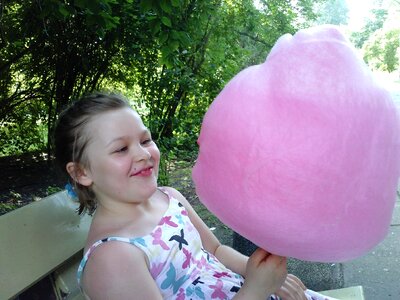 The little girl park a smile