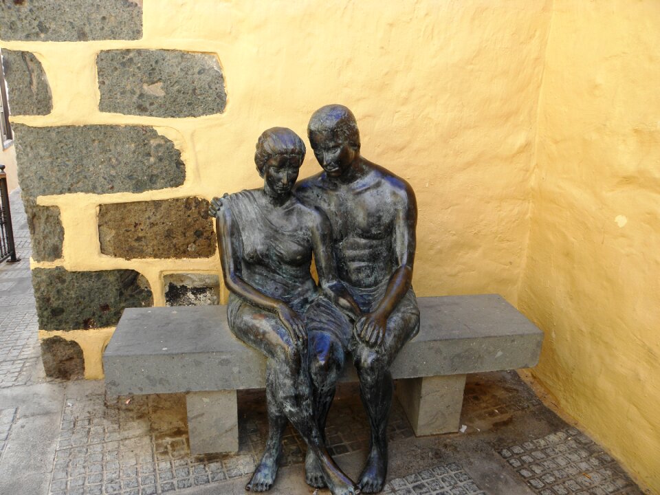 Statue a couple of togetherness