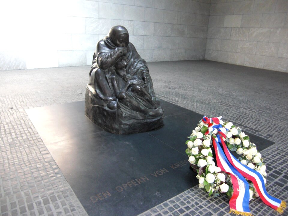 Monument reminder soldiers