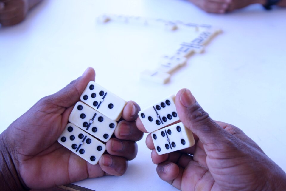 Hand dominoes game