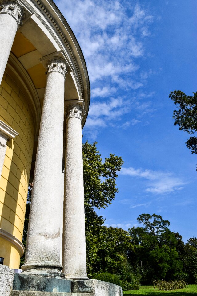 Historically columnar building