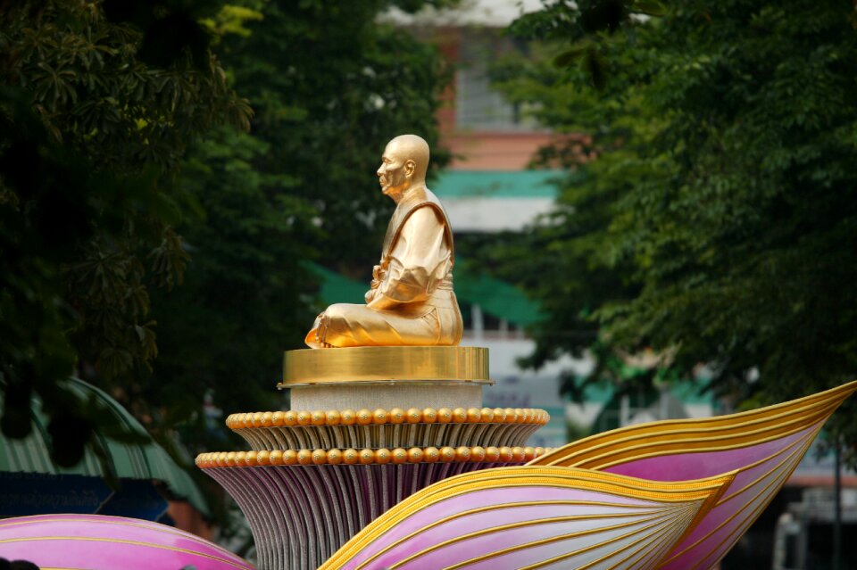 Buddhism phramongkolthepmuni dhammakaya pagoda photo