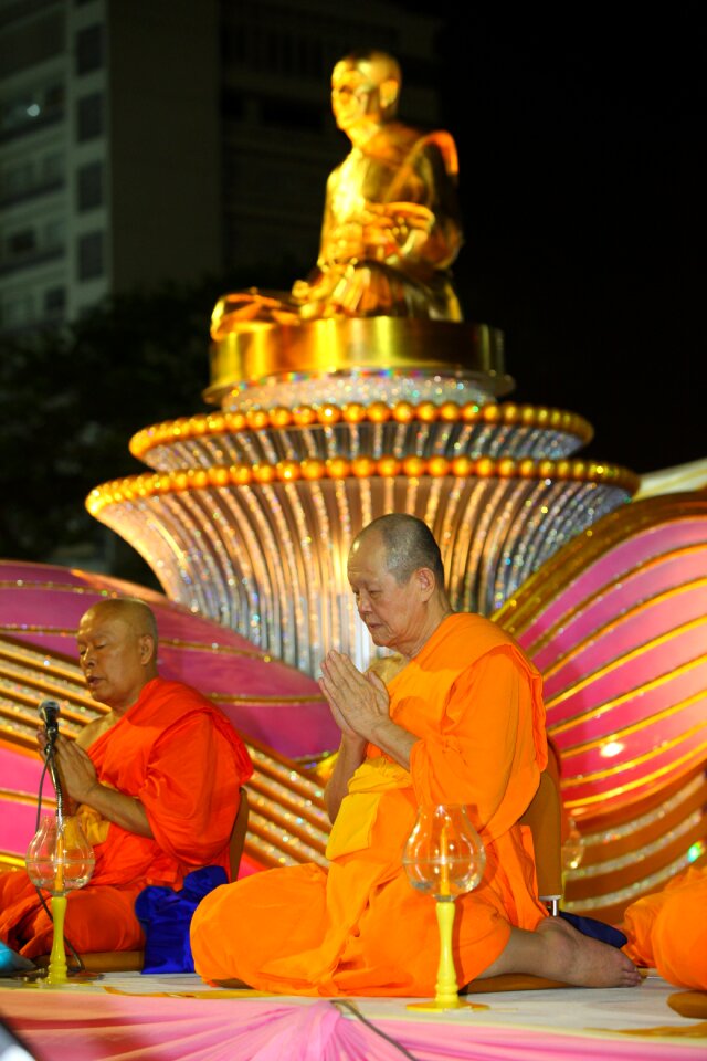 Buddhism phramongkolthepmuni dhammakaya pagoda photo