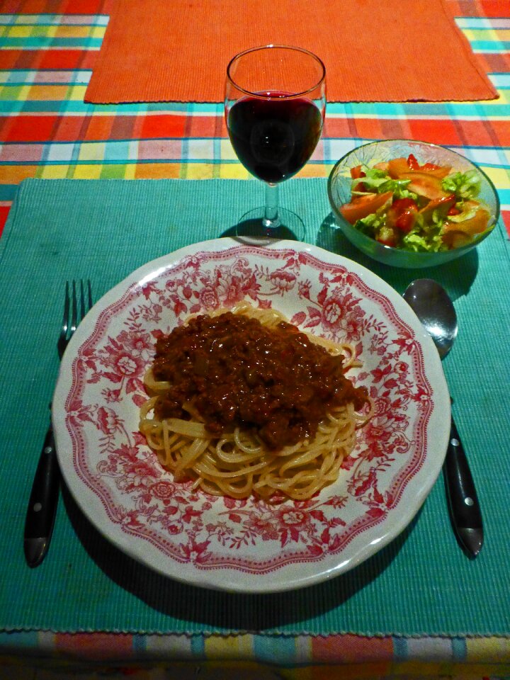 Spaghetti salad red wine