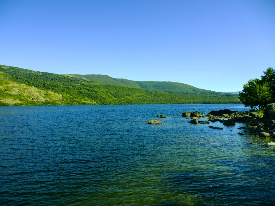Sanabria water sky