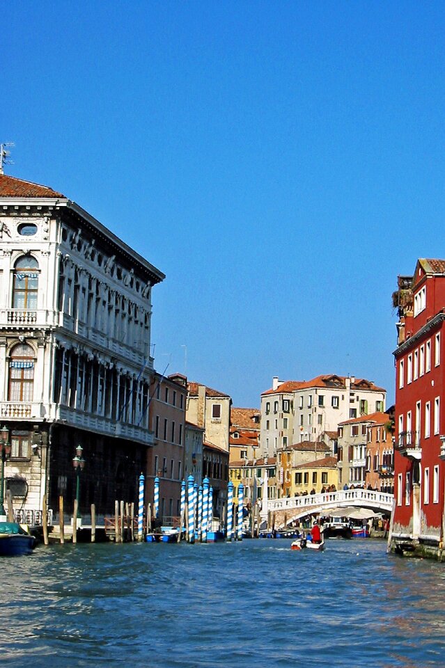 Gondolas gondoliers houses