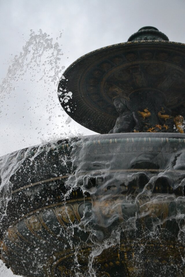 Water art statue