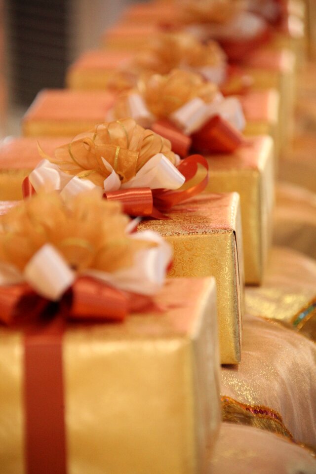 Package ribbon orange presentation