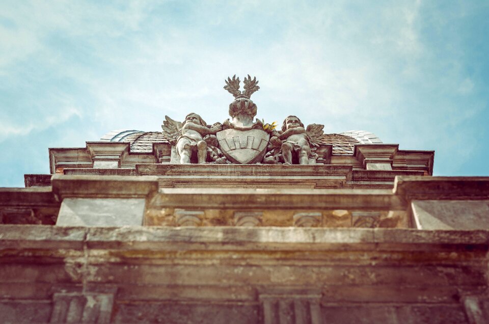 Building sculpture roof