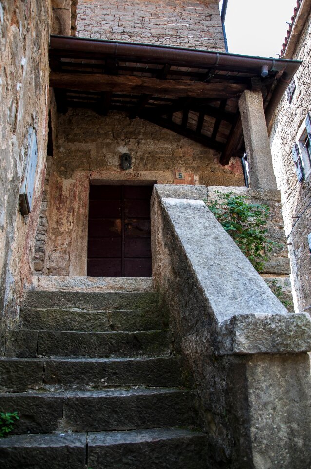 Borgo glimpse door